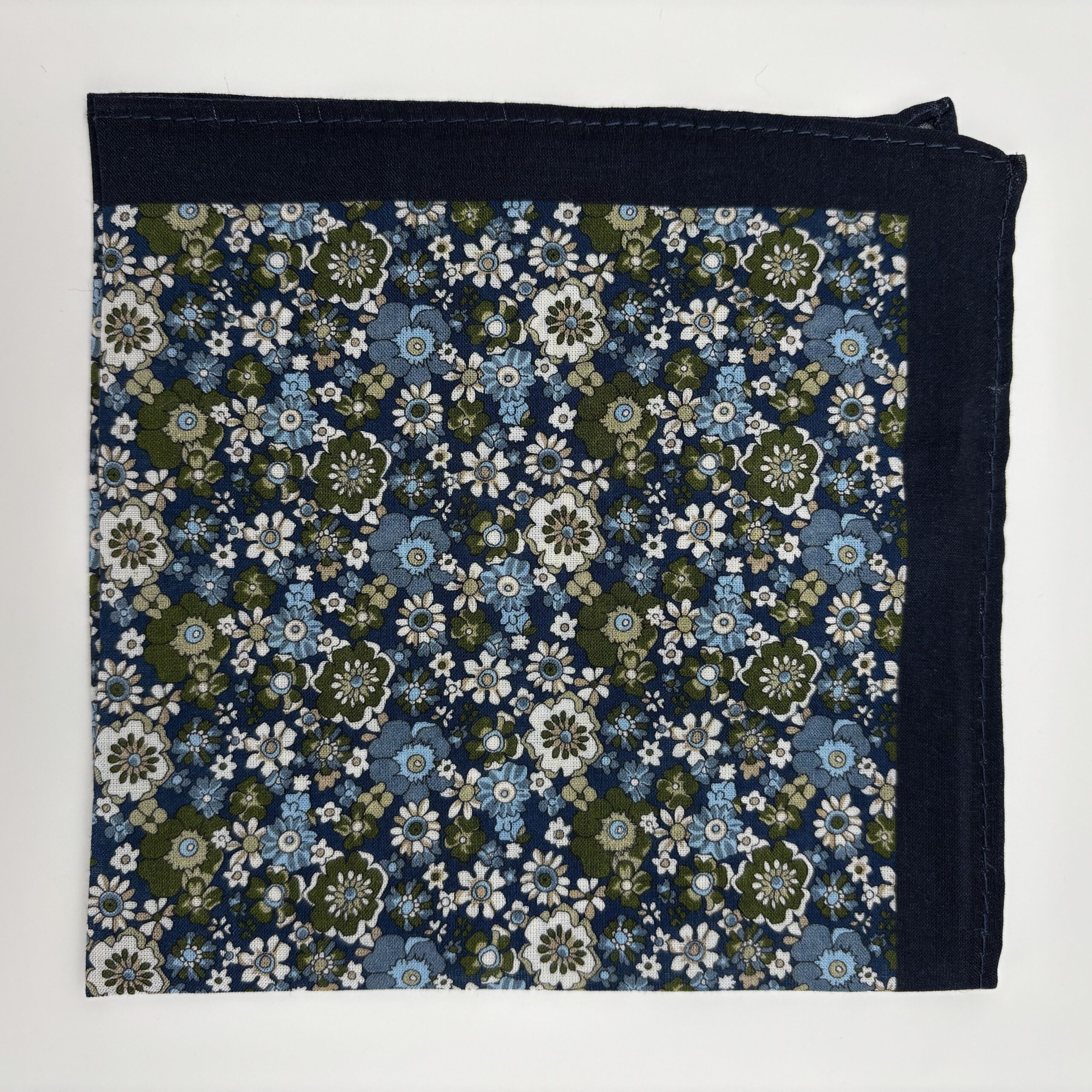 H0002 Navy/grøn blomstret pynteklud